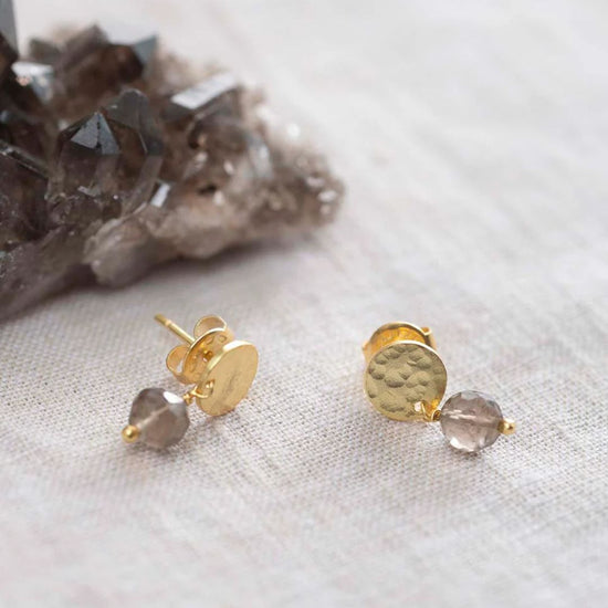 Oorbellen mini coin smokey quartz goud