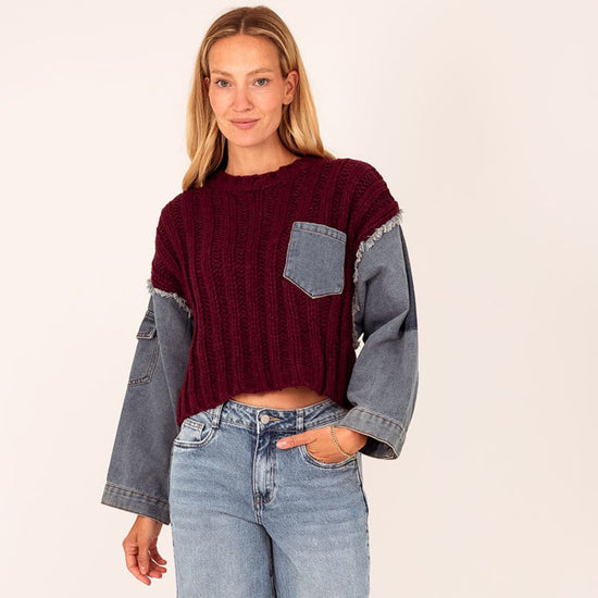 Korte Gebreide Bordeauxrode Trui met Jeansmouwen | Trendy & Comfortabel
