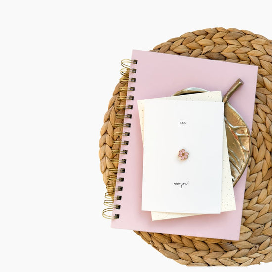 Kaart | Een Bloemetje voor Jou – roze Daisy Pin + Kraft Envelop