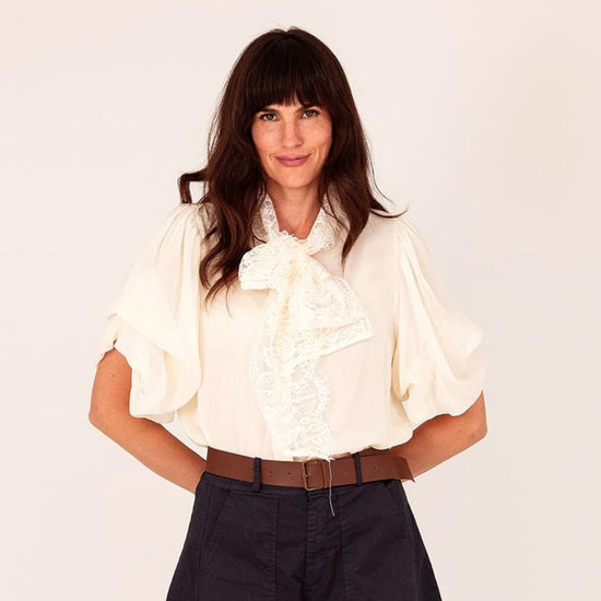 Romantische Blouse met Pofmouwen en Kanten Strik – Crème